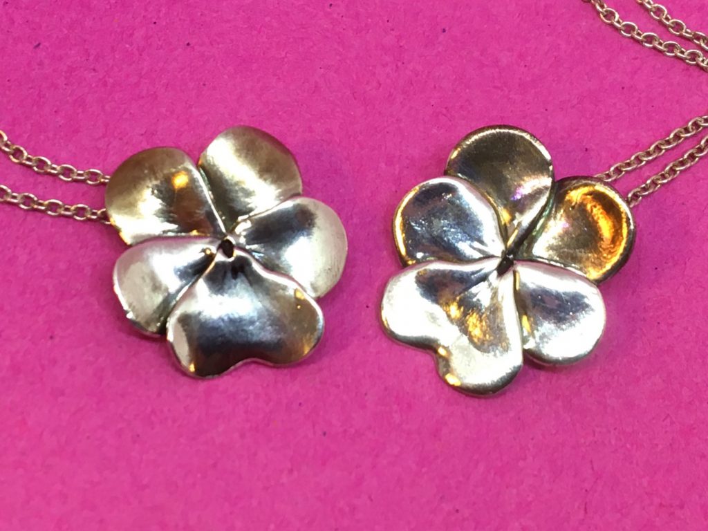 Två silvervioler på rosa bakgrund