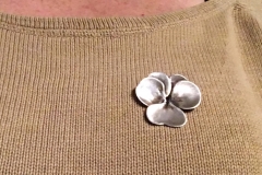 Silverviol som brosch
