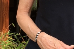 Birgittas silverorm trivs på hennes arm!