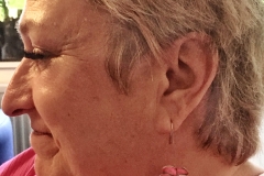 Glad Anita glittrar ikapp med sina små violer!